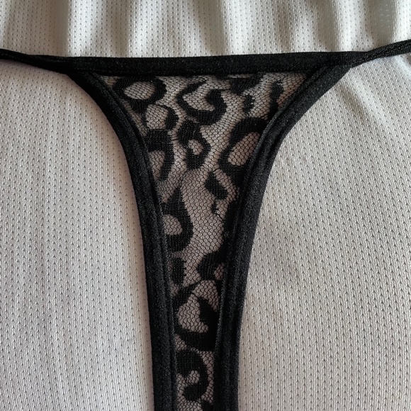 Beautiful Daisy Thong G-string. Black G-String with embroidered Daisys. - Picture 3 of 4